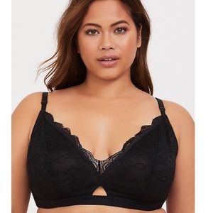 BLACK LACE KEYHOLE BRALETTE
